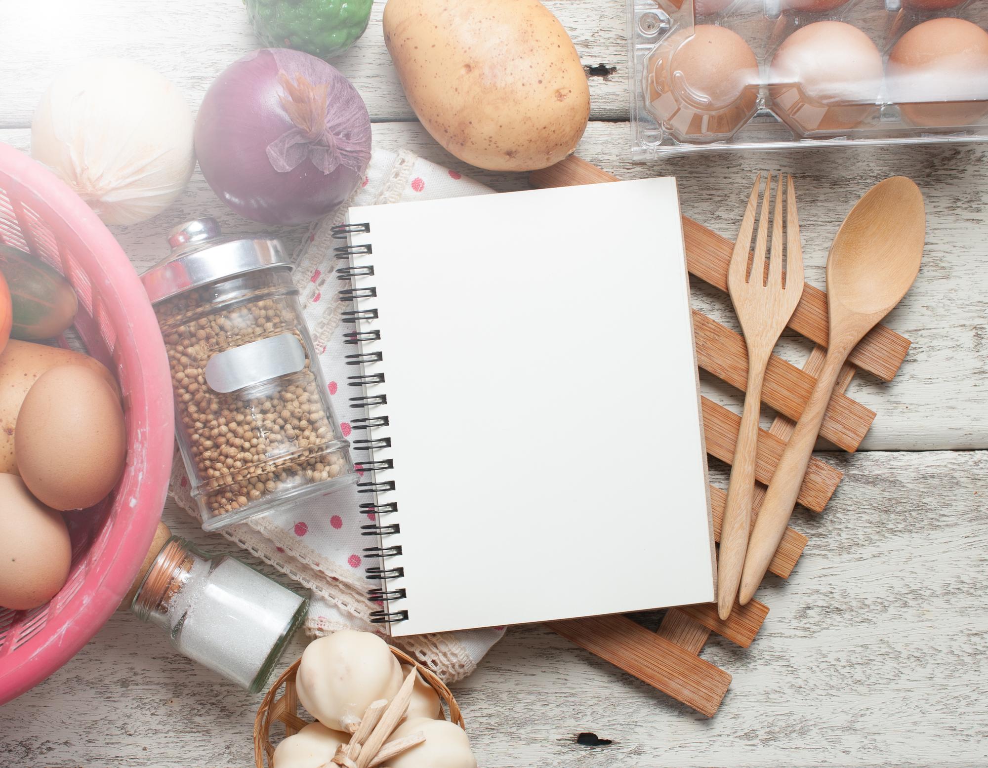Set di utensili da cucina su tavolo